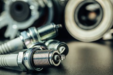 araba bujileri siyah arkaplanda yakın plan