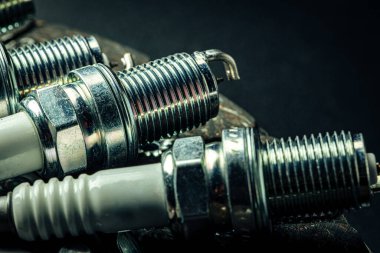 araba bujileri siyah arkaplanda yakın plan