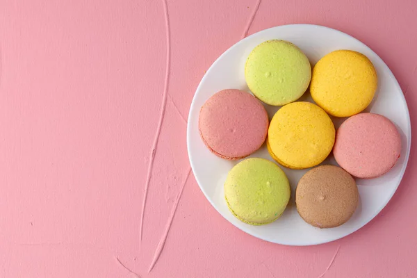 Biscoitos macaroon francês de cores brilhantes servido em placa de cerâmica branca — Fotografia de Stock