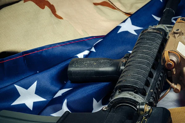 Drapeau de bataille américain et fusil d'assaut sur la table en bois. — Photo