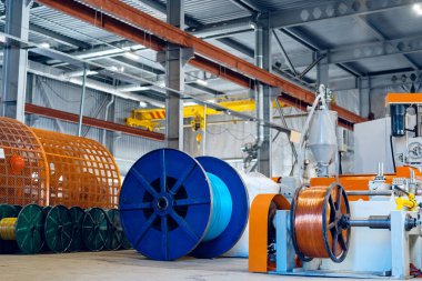 Yeni elektrik kablosu üreten fabrikanın içinde. Kablo üretimi.