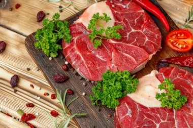 Baharatlı ızgara için çiğ et dilimi.