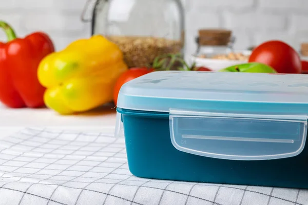 Kotak plastik makan siang tertutup di atas meja dapur — Stok Foto