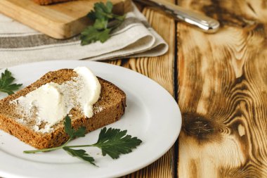 Tahta masada tereyağlı çavdar ekmeği.