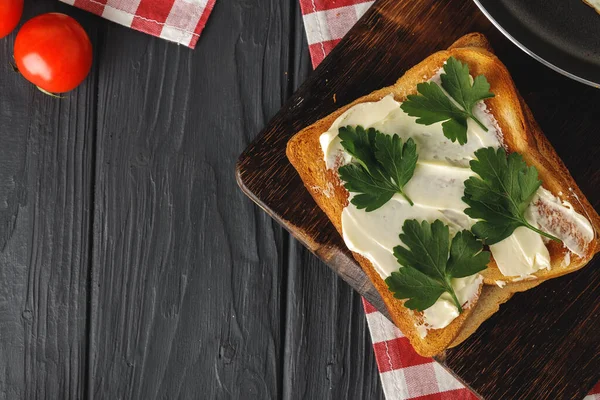 Un desayuno sencillo. Pan tostado cubierto de mantequilla — Foto de Stock