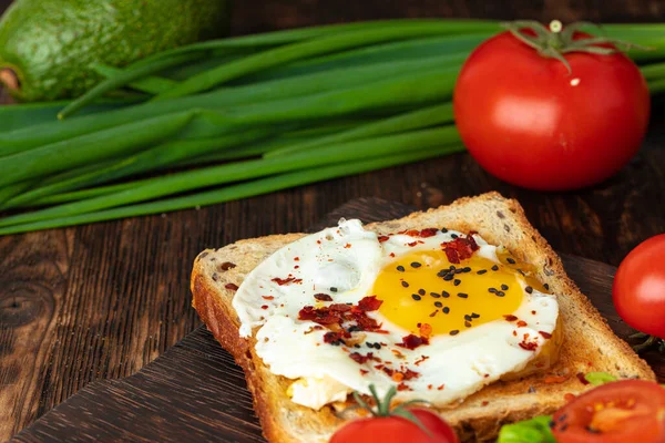 Torrada francesa com ovo frito de perto — Fotografia de Stock