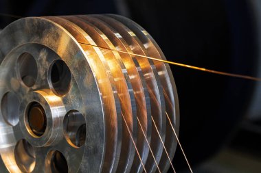 Kablo fabrikasında kablo üretimi kapanıyor.