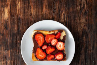 Çikolatalı tost ve çilekli sandviç.