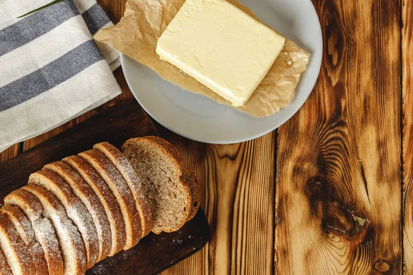 Vers gebakken brood met boterstaafje — Stockfoto