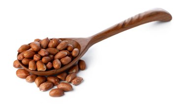 Beyaz arka planda fıstıklı kaşık