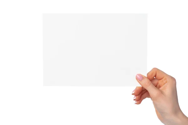 Frauenhand hält leeres weißes Blatt Papier isoliert auf weißem Papier — Stockfoto