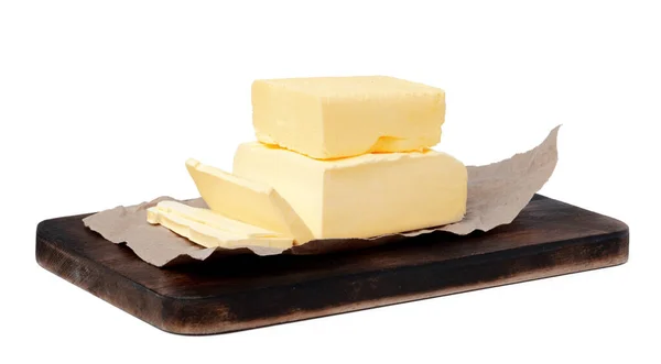 Manteiga em tábua de madeira isolada sobre fundo branco — Fotografia de Stock