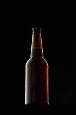 Koyu arkaplanda bira şişesi, boşluğu kopyala