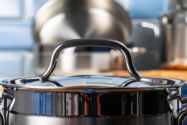 Комплект алюминиевой посуды на кухонном столе — стоковое фото