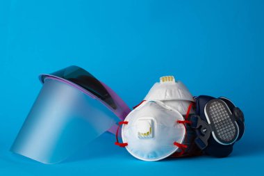 Yüz kalkanı ve tıbbi yüz maskeleri. Koronavirüs kavramına karşı koruma