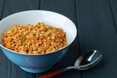 Tahta masada tahıllı kase. Yakın çekim.