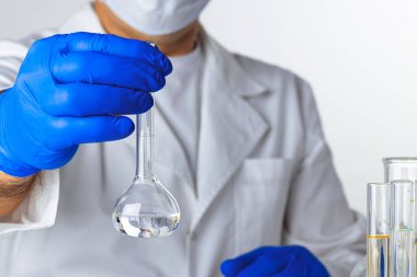 Laboratuvar örnekleriyle çalışan bir bilim adamının ellerine yakın çekim