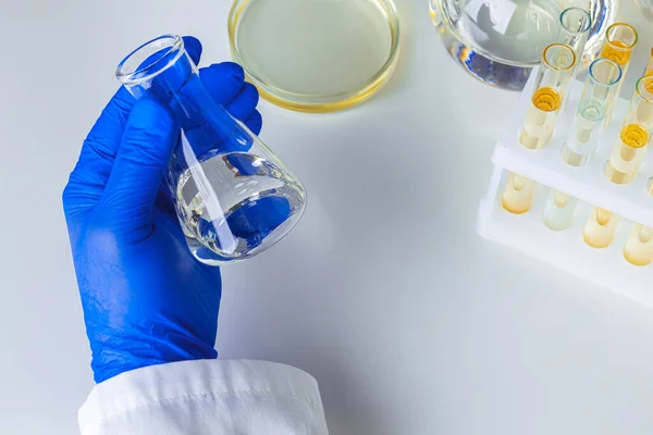 Close-up de mãos de um cientista que trabalha com amostras de laboratório — Fotografia de Stock