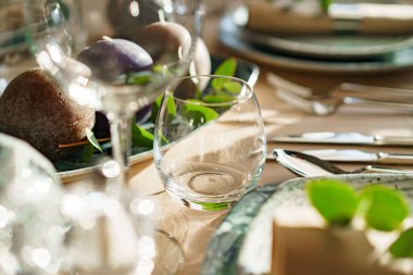 Mumlarla dekore edilmiş lüks yeşil masa.