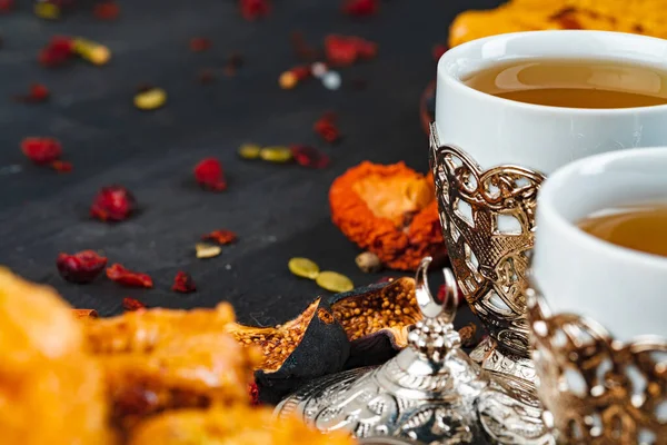 Dos tazas de café con postres turcos tradicionales —  Fotos de Stock