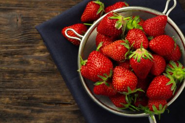 Yaprakları yakın kırmızı taze çilek