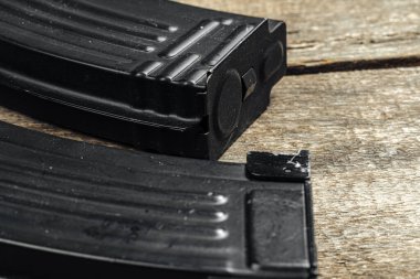 Rus otomatik tüfeği Ak-47 yakın plan, askeri silah.