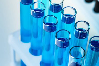 Mavi sıvılı laboratuvar test tüpleri.