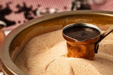 Kumda kahve demleyen bakır Türk.