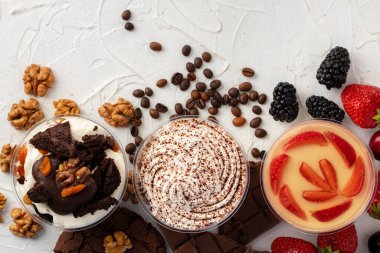 Gri yüzeyde plastik şeffaf kutuda kakaolu mus tatlısı.