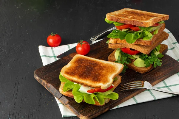 Υγιεινό σάντουιτς με λαχανικά σε σκούρο ξύλινο φόντο — Φωτογραφία Αρχείου
