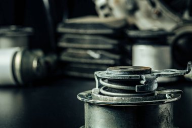Siyah arkaplanda yeni araba parçalarını kapat