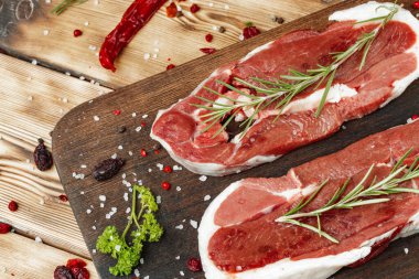 Tahtada otlu çiğ et bifteği.