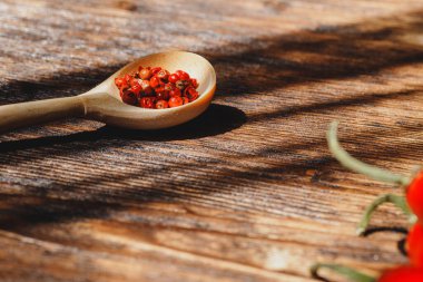 Koyu ahşap masada baharatlı kaşık. Yaklaş.