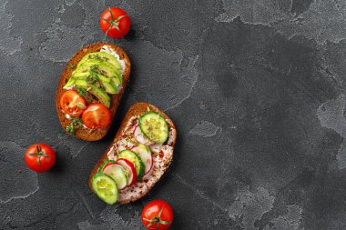 Avokado ve domatesli vejetaryen sandviç çeşitleri.