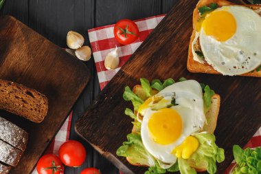 Kızarmış yumurta ve ahşap masada dilimlenmiş ekmek.
