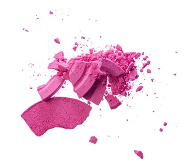 Ezilmiş pembe kozmetik ürünleri beyaz arka planda izole edilmiş.