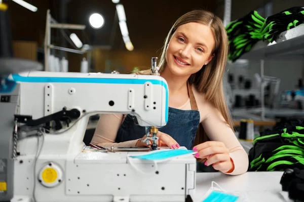 Seamstress mulher em seu local de trabalho roupas de costura na máquina de costura — Fotografia de Stock