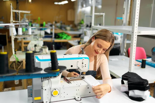 Retrato de costureira trabalhando com máquina de costura — Fotografia de Stock