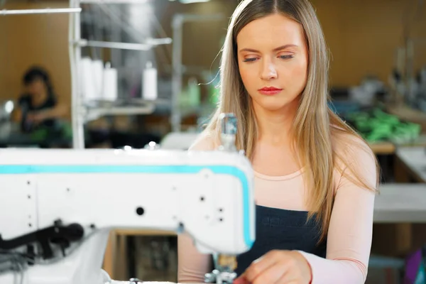 Retrato de costureira trabalhando com máquina de costura — Fotografia de Stock