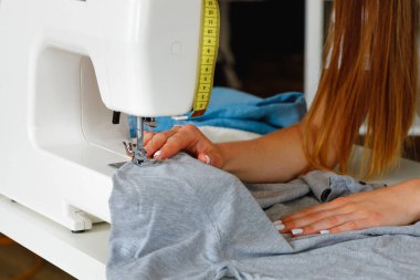 Dikiş makinesinde dikiş işlemi yakın görünüm