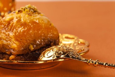 Geleneksel metal sofra takımında Türk tatlı baklavası servis edildi