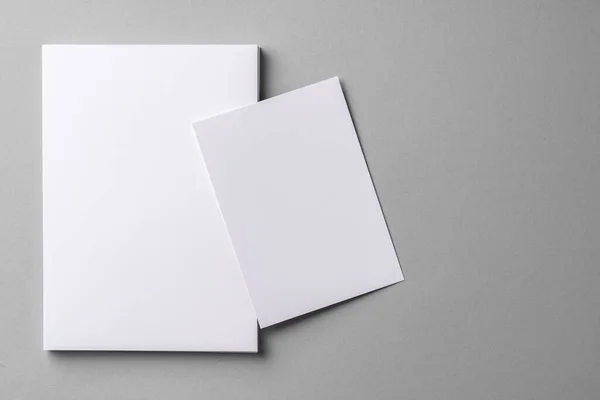 Бізнес сміються картки з місцем для копіювання на сірому — стокове фото