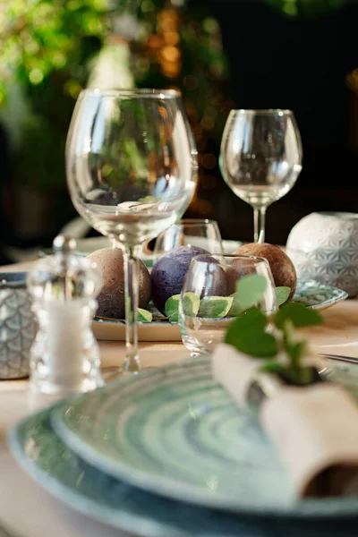 Luksusowe ustawienie zielony stół ozdobiony świecami — Zdjęcie stockowe