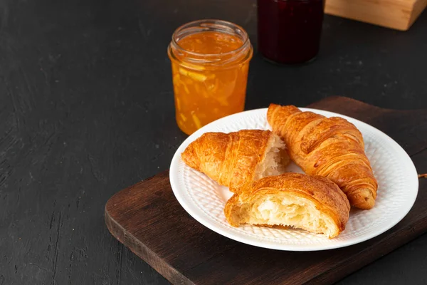 Fresh croissants on wooden board close up — Stock Photo, Image