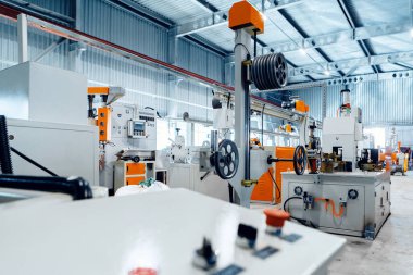 Yeni elektrik kablosu üreten fabrikanın içinde. Kablo üretimi.