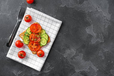 Domates ve salatalıklı çavdar ekmekli sandviç.