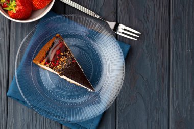 Çikolata kaplı ve böğürtlenli vanilyalı peynirli kek