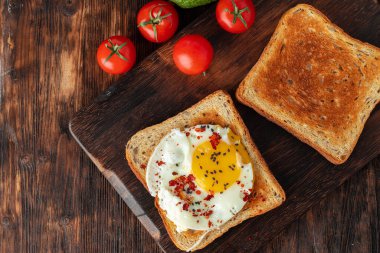 Kızarmış yumurtalı tost. Yakın plan.