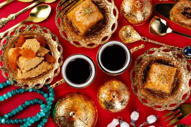 Masada oryantal tatlılı Türk çayı