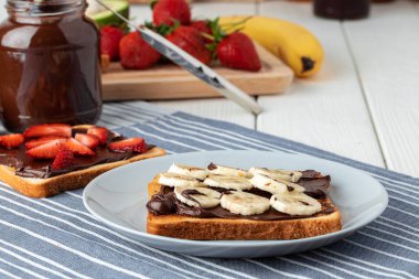 Çikolata ezmeli ve muzlu tost.